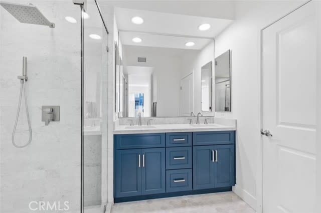 150-the-promenade-long-beach-master-bathroom